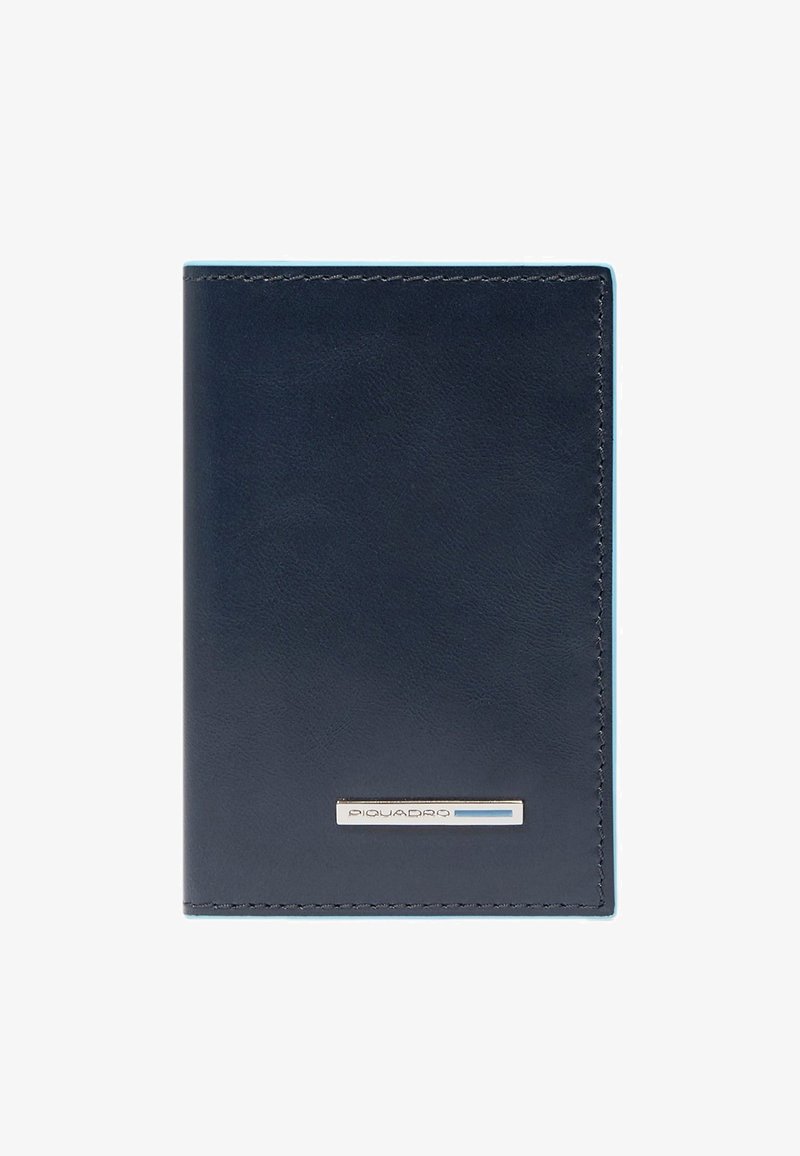 Marineblauwe leren portemonnee met een gladde textuur, voorzien van een zilverkleurig logo-accent en fijne stiksels langs de randen.