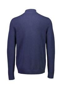 Ciemnoniebieski sweter dzianinowy o teksturowanym wzorze, z kołnierzem stójkowym oraz ściągaczami przy mankietach i dole. Widok z tyłu pokazuje bezszwowy, klasyczny fason.