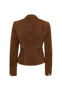 Bruine suède jas met een getailleerde pasvorm, lange mouwen, een gelapt kraag en zijsplitten bij de manchetten voor extra detail.