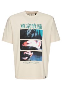 Cremefarvet bomulds t-shirt med et Tokyo Ghoul grafik, der viser tre karakterportrætter og stiliseret teal tekst. Korte ærmer, afslappet pasform.