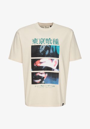 Cremfarbener Baumwoll-T-Shirt mit einem Tokyo Ghoul-Print, der drei Charakterporträts und stilisierten, türkisfarbenen Text zeigt. Kurze Ärmel, lockere Passform.
