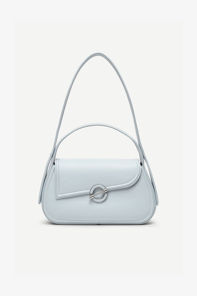 Τσάντα χειρός από ανοιχτό μπλε δέρμα με στρογγυλεμένο καπάκι, ασημένιο κυκλικό κούμπωμα και δύο λουριά ώμου σε απλό φόντο.