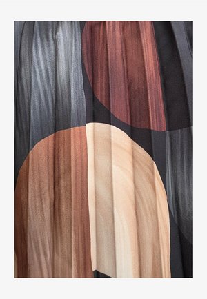 Materiał plisowany z dużymi okrągłymi wzorami w odcieniach czerni, beżu, rdzy i szarości o gładkiej, miękkiej fakturze.