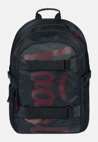 Zaino nero con una superficie testurizzata, presenta un motivo astratto rosso, spallacci frontali regolabili e due tasche laterali. Design in tessuto resistente.