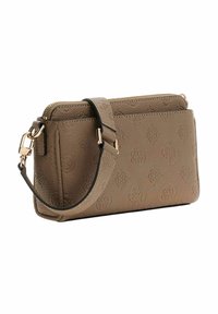 Bruine clutch van getextureerd leer met ritssluiting, afneembare polsband en reliëf logo patroon. Voorzien van hardware accenten in goudkleur.