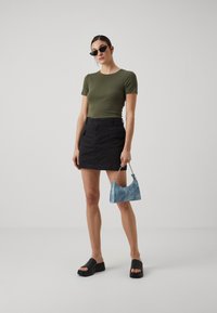 GAP MOD CROP TEE - Nyomott mintás póló - olive night