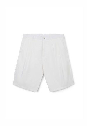 Shorts blancs avec une taille plate, deux plis et des poches latérales. Fabriqués en tissu léger, avec une fermeture à bouton et des passants de ceinture.
