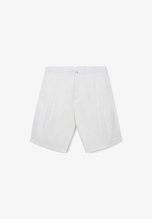 Shorts blancs avec une taille plate, deux plis et des poches latérales. Fabriqués en tissu léger, avec une fermeture à bouton et des passants de ceinture.