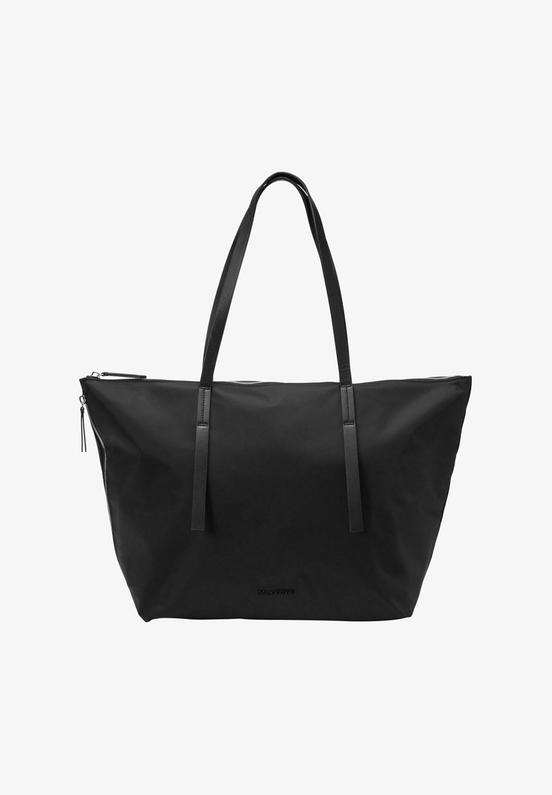 Zwart nylon tote bag met platte handvatten, voorzien van een ritssluiting en een minimalistisch ontwerp. Vloeiende textuur met subtiele stikseldetails.