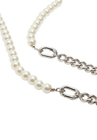Łańcuszek perłowy z błyszczącymi białymi koralikami, przechodzący w srebrny metalowy łańcuch. Posiada zapięcie sprężynowe oraz mix gładkich i fakturowanych elementów.