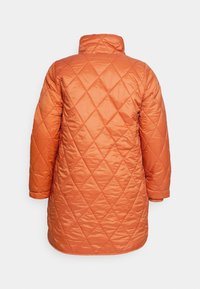 Parka imbottita di un vivace arancione, con colletto alto, maniche lunghe e un design fino al ginocchio con motivi a rombo in tutto.