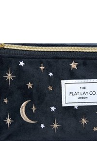 The Flat Lay Co. FLAT LAY MAKEUP BOX BAG - Toalettmappe - celestial blue embroidered velvet