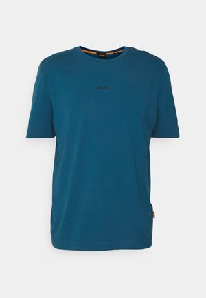 Teal lyhythihainen pyöreäkauluksinen t-paita, jossa musta "BOSS" -logo keskellä rintaa ja pieni oranssi etiketti sivusaumassa.