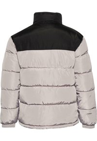 Padded jacket s šedým telom a čiernou hornou časťou, s vysokým golierom, elastickými manžetami a horizontálnym prešívaním pre teplo.