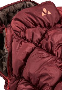 Burgunderfarbige gepolsterte Jacke mit glänzender Textur, gesteppten Abschnitten, kontrastierender innerer Auskleidung und kleinem Logo auf der Schulter.