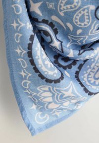Mėlyna skarelė su paisley raštu, papuošta baltais ir juodais akcentais. Pagaminta iš minkštos medžiagos, turi švelnų paviršių ir apdailintus kraštus.