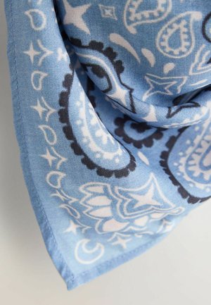 Blauer Schal mit Paisley-Muster in Weiß und Schwarz. Aus weichem Stoff gefertigt, hat er eine glatte Textur und saubere Abschlüsse.