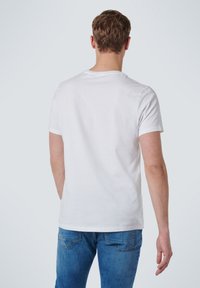 Witte katoenen t-shirt met korte mouwen, ronde halslijn en een gladde textuur. Draag met denim jeans. Gezicht vanaf de achterkant.