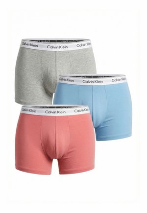 Pack de tres bóxer de hombre de Calvin Klein en gris, azul y coral con cinturillas blancas con la marca, mostrados sobre un fondo blanco.