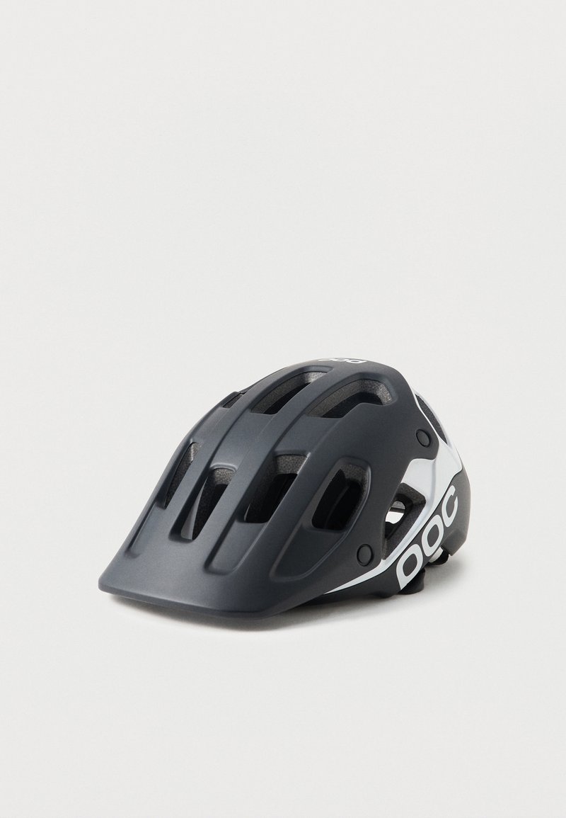 Casque de vélo ventilé noir et blanc avec visière et marquage POC sur le côté, incliné sur fond blanc.