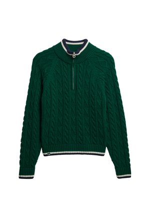 Groene gebreide trui met een hoge kraag, voorzien van een kwartrits, textuur in kabelpatronen, en gestreepte ribgebreide manchetten en onderkant in marineblauw en wit accenten.