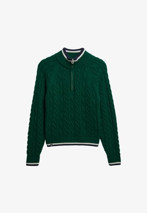 Groene gebreide trui met een hoge kraag, voorzien van een kwartrits, textuur in kabelpatronen, en gestreepte ribgebreide manchetten en onderkant in marineblauw en wit accenten.