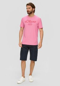 s.Oliver MIT GROSSEM LABEL - T-shirt print - rosa