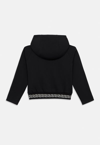 Μαύρο κοντό φούτερ με απαλή υφή, που διαθέτει κουκούλα και ζωνάρι διακοσμημένο με λευκό μοτίβο ελληνικού κλειδιού.