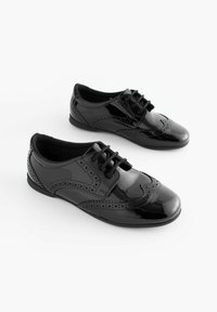 Schwarze Lackleder-Schuhe mit durchbrochener Detailgestaltung, runder Zehenform und Schnürverschluss. Glatte Textur mit glänzendem Finish.