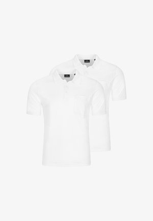 Zwei schlichte weiße Poloshirts mit kurzen Ärmeln, Kragen und Brusttaschen, übereinandergelegt.