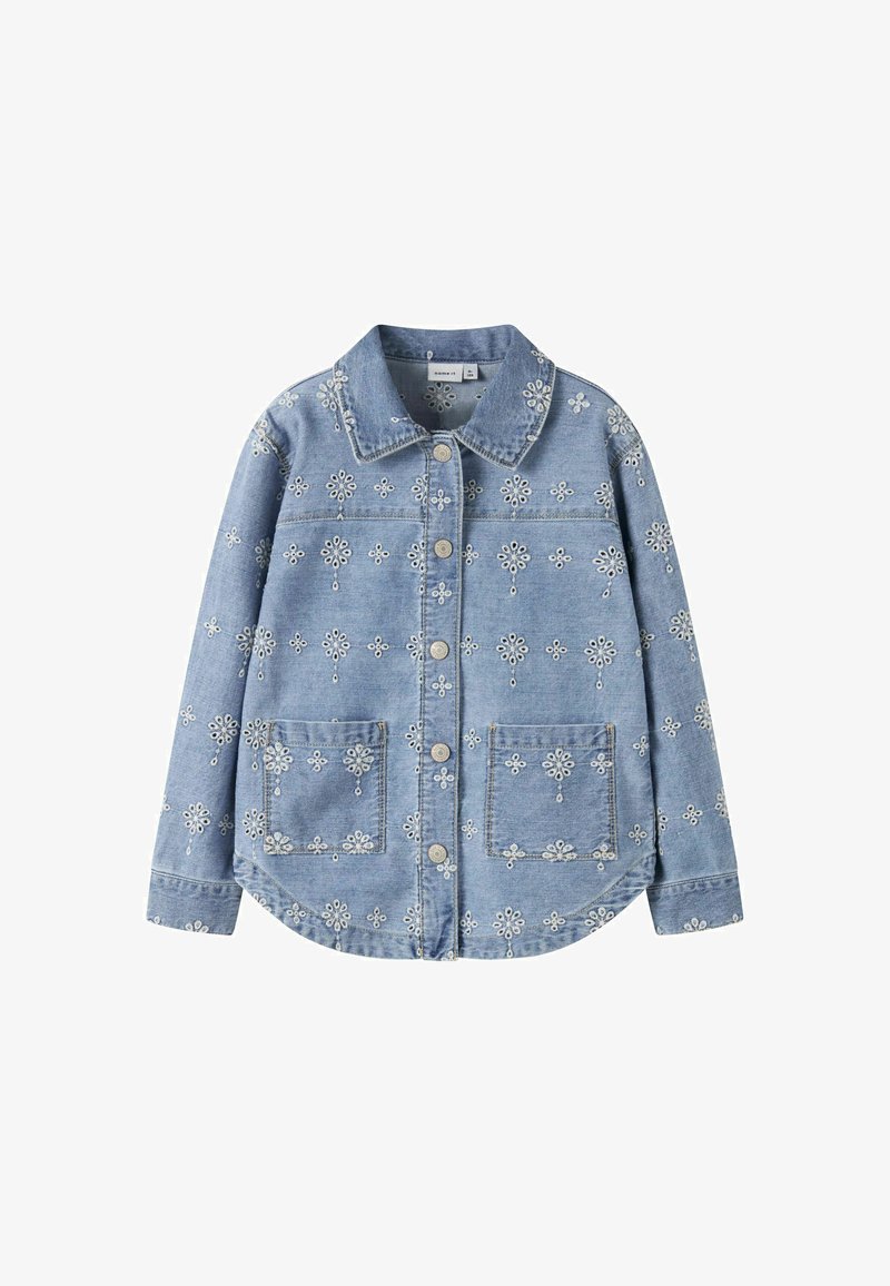 Veste en denim bleu clair avec broderie florale blanche, boutonnage sur le devant, deux poches avant et un col classique.