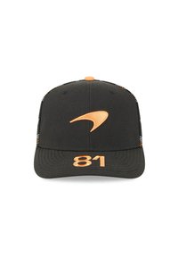 Czarny czapka baseballowa z pomarańczowym haftem przedstawiającym logo i numer 81. Charakteryzuje się usztywnioną konstrukcją oraz kontrastowym wzorzystym materiałem po bokach.