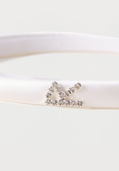 Λευκή σατέν κορδέλα μαλλιών με μικρή ασημένια τρίγωνη διακοσμητική πέτρα, τοποθετημένη πάνω σε λευκό φόντο.