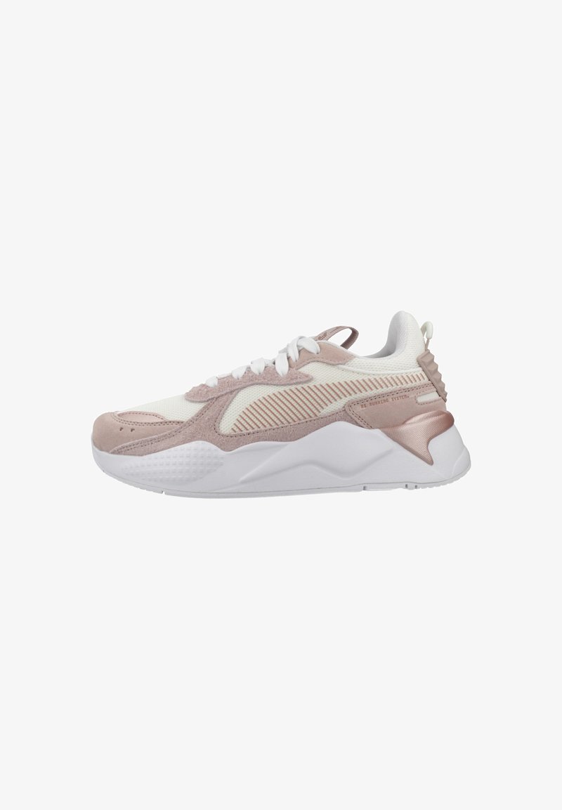 Scarpa da ginnastica bianca e rosa chiaro con tomaia in mesh e pelle scamosciata, suola spessa bianca e linguetta sul tallone, vista laterale su sfondo bianco.