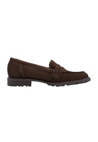 Mocassin en daim marron foncé avec petit talon empilé, bout arrondi et bride décorative sur le dessus, présenté en profil latéral sur fond blanc.
