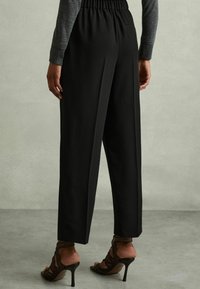 Reiss EDEN FRONT PLEAT TAPERED - Pantaloni - black