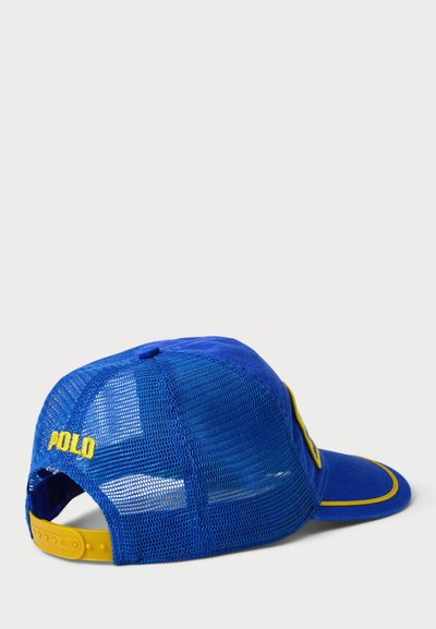 Casquette de baseball bleue avec un design en maille et le texte "POLO" jaune. Présente un devant bleu uni et des accents jaunes sur la visière et à l'arrière ajustable.