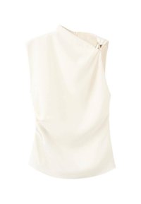 Blusa crema con un cuello alto, textura drapeada y un cierre lateral que presenta un acento dorado. Tejido suave, diseño sin mangas.