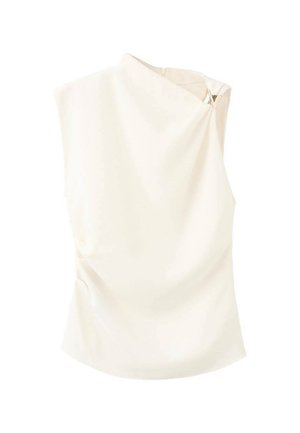 Blusa crema con un cuello alto, textura drapeada y un cierre lateral que presenta un acento dorado. Tejido suave, diseño sin mangas.