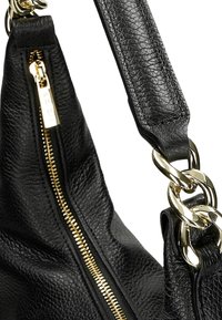 Borsa a tracolla in pelle nera con finitura testurizzata, dotata di una zip dorata, una tracolla a catena e una silhouette morbida.