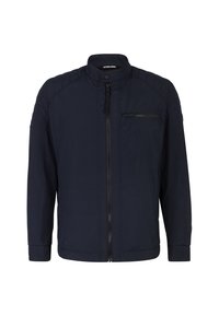 Veste légère homme bleu marine avec col montant, fermeture éclair sur le devant, poche poitrine zippée et fermeture par bouton au col.