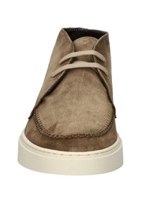 Bruine suède schoenen met een ronde neus, gestikte details, beige veters en een witte rubberen zool. Minimalistisch design met een gestructureerde afwerking.