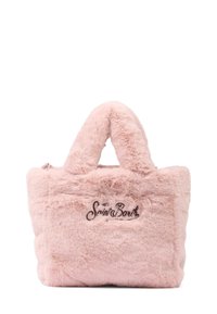 Fluffy roze handtas met twee korte handvatten. Heeft een zachte textuur, een ritsluiting en een geborduurd logo aan de voorkant.