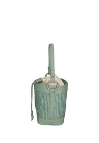 Borsa a secchiello intrecciata verde con accenti in pelle liscia, dotata di un anello rotondo in argento, tracolla regolabile e chiusura con coulisse, con una fodera beige.