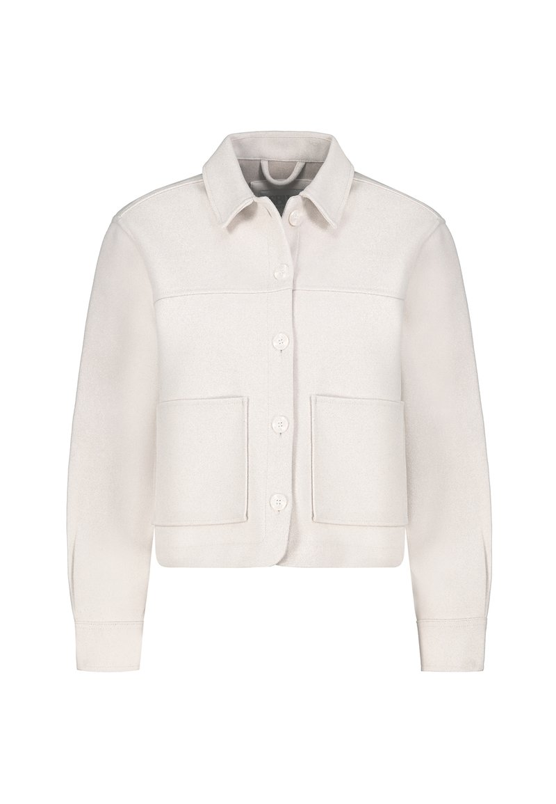 Crème-kleurige kortjack in zachte stof met een kraag, knoopsluiting en twee grote voorzakken. Eenvoudig ontwerp met lange mouwen.