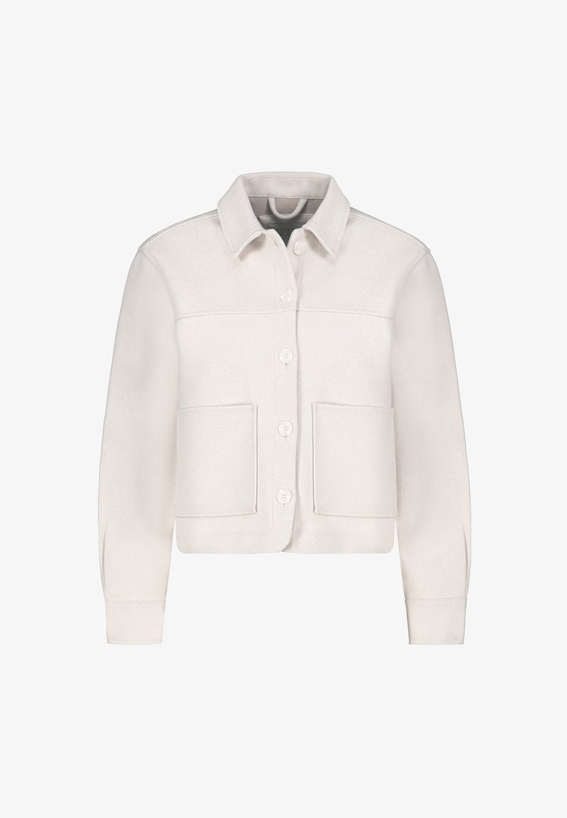 Crème-kleurige kortjack in zachte stof met een kraag, knoopsluiting en twee grote voorzakken. Eenvoudig ontwerp met lange mouwen.