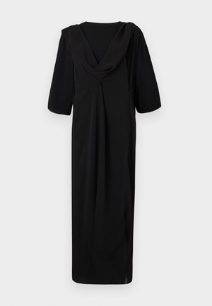 Robe noire au genou avec un dos drapé, des manches courtes et une coupe décontractée. Fabriquée en tissu lisse, avec des détails de couture subtils.