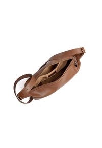 Borsa in pelle marrone con una texture liscia, chiusura con zip e tracolla regolabile. Interno con fodera chiara e una piccola tasca.