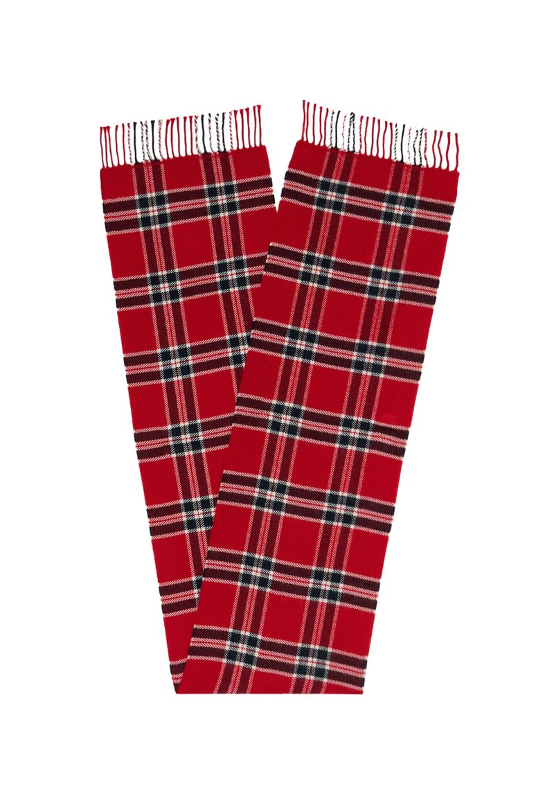 Červený tartanový šátek s kostkovaným vzorem v černé a bílé barvě, s třásněmi na okrajích, vyrobený z měkké látky.