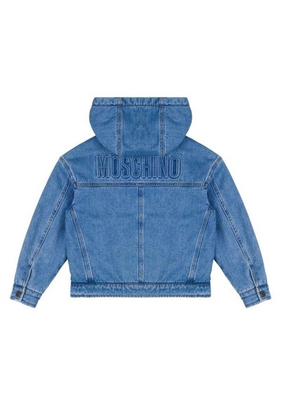 Denim sininen takki hupulla, pitkät hihat, nappirusket ja suuri kohokuvioitu "MOSCHINO" logo yläselässä.